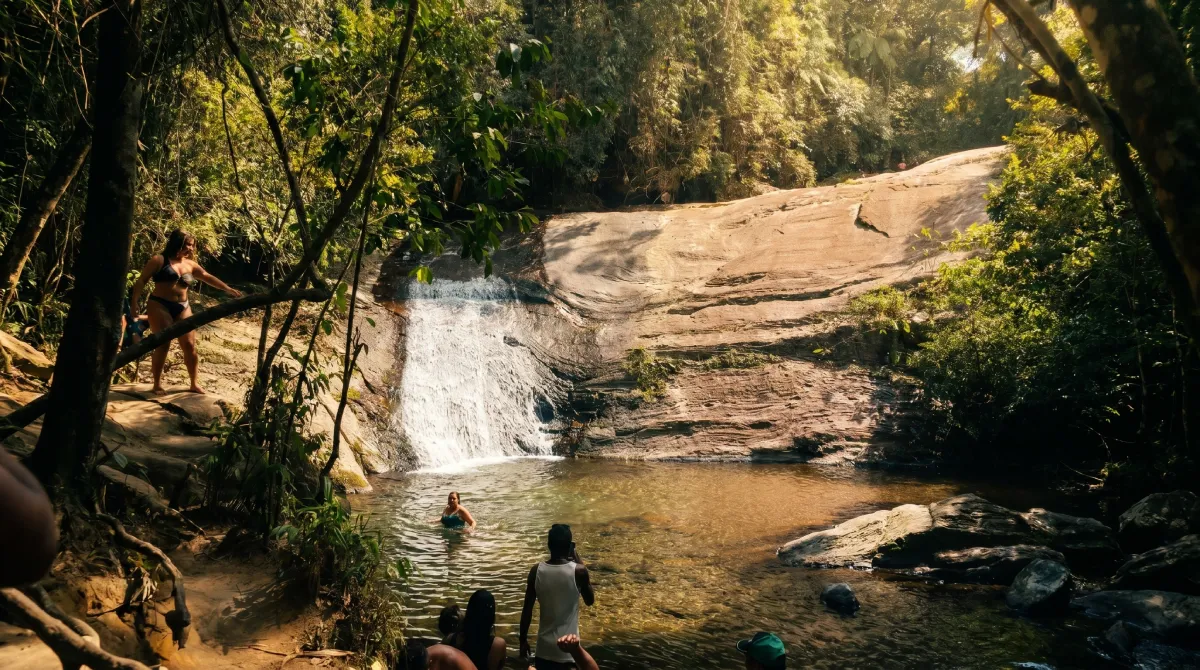 Cachoeira de Penedo no Rio das Pedras, com poço cristalino cercado de Mata Atlântica