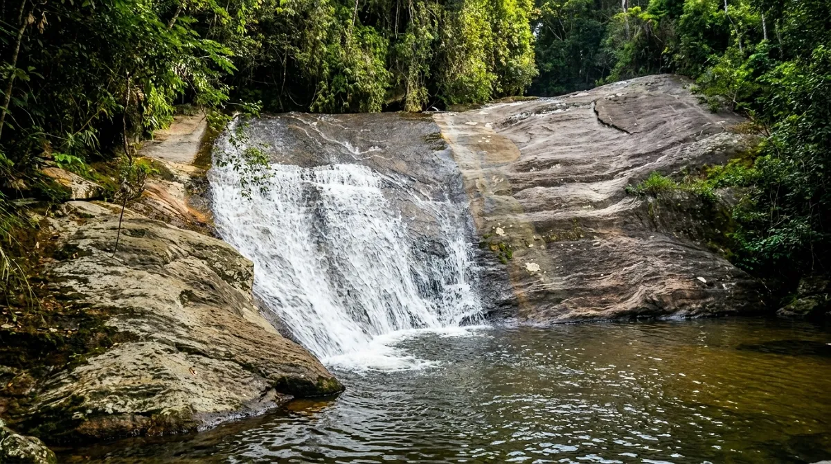Cachoeira de Deus em Penedo, queda alta escorrendo numa grande pedra e formando poço para banho