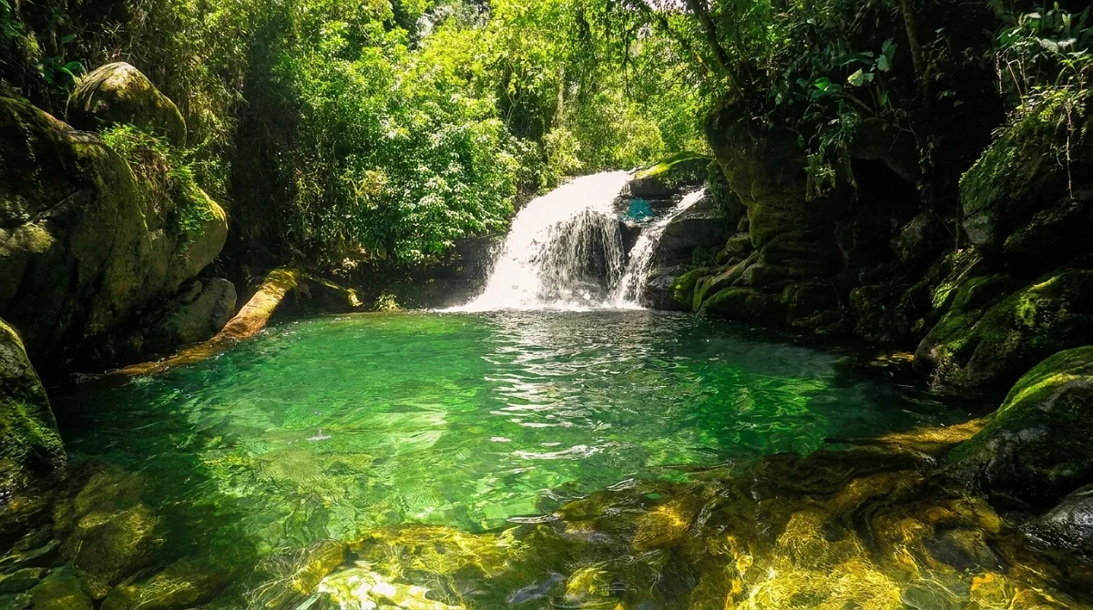 Cachoeira na Serrinha do Alambari, no caminho para Visconde de Mauá, com poço de água verde-claro cercado de montanhas