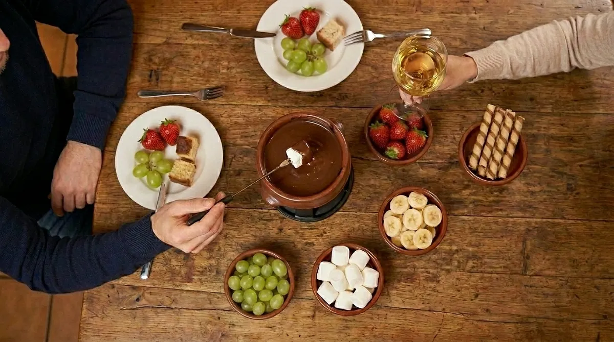 Fondue de chocolate com frutas, marshmallow e biscoito champanhe em restaurante de Penedo