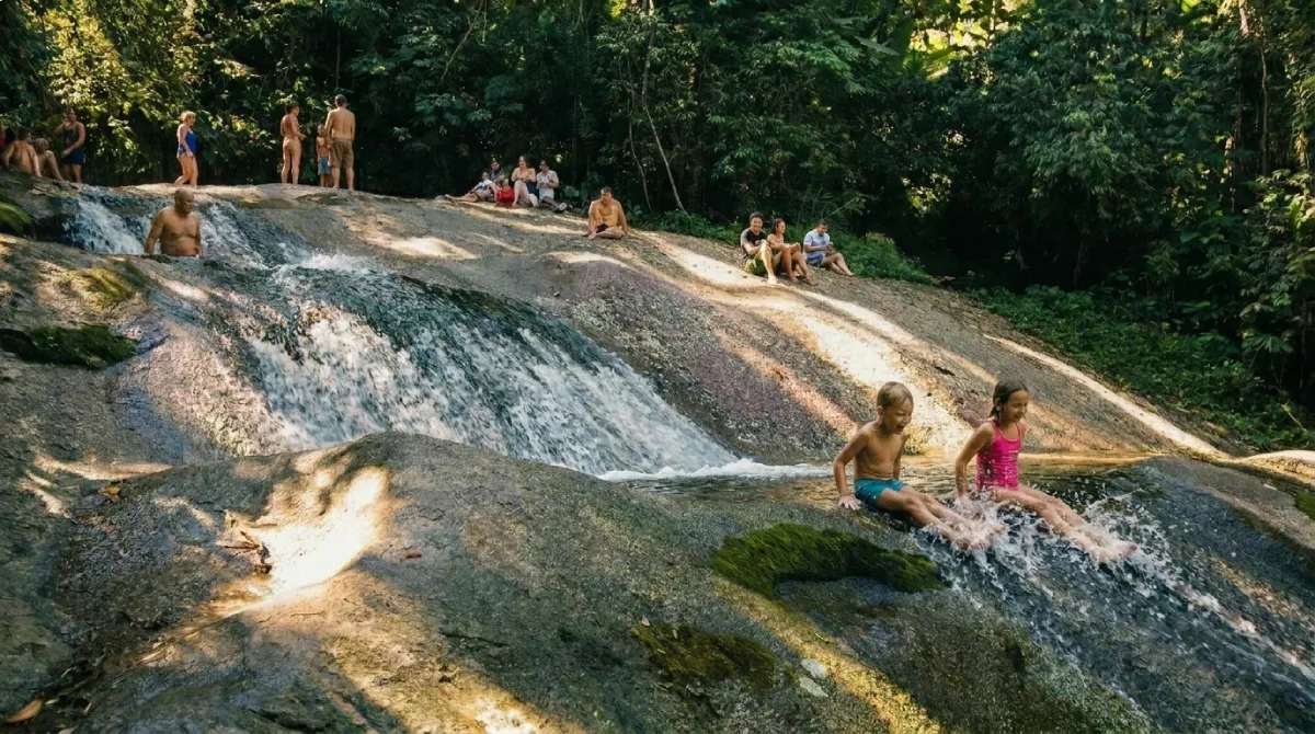 Poços rasos da Cachoeira Três Bacias, ideais para banho de crianças em Penedo