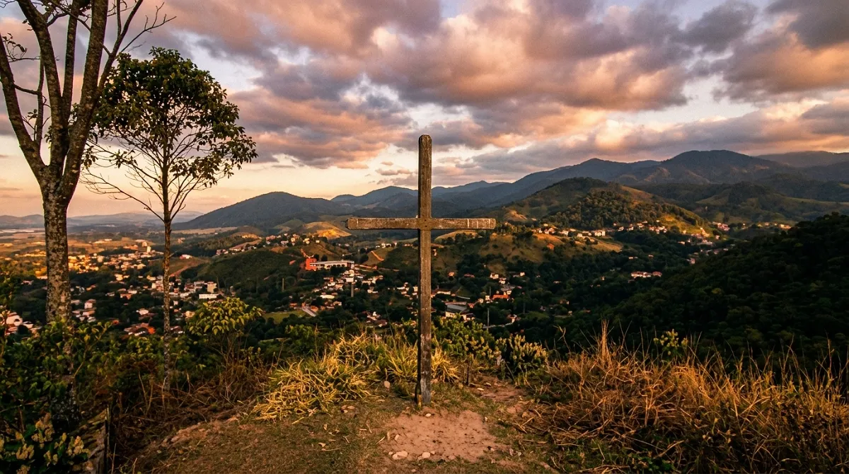 Vista do alto do Pico do Penedinho sobre os vales de Penedo e Itatiaia