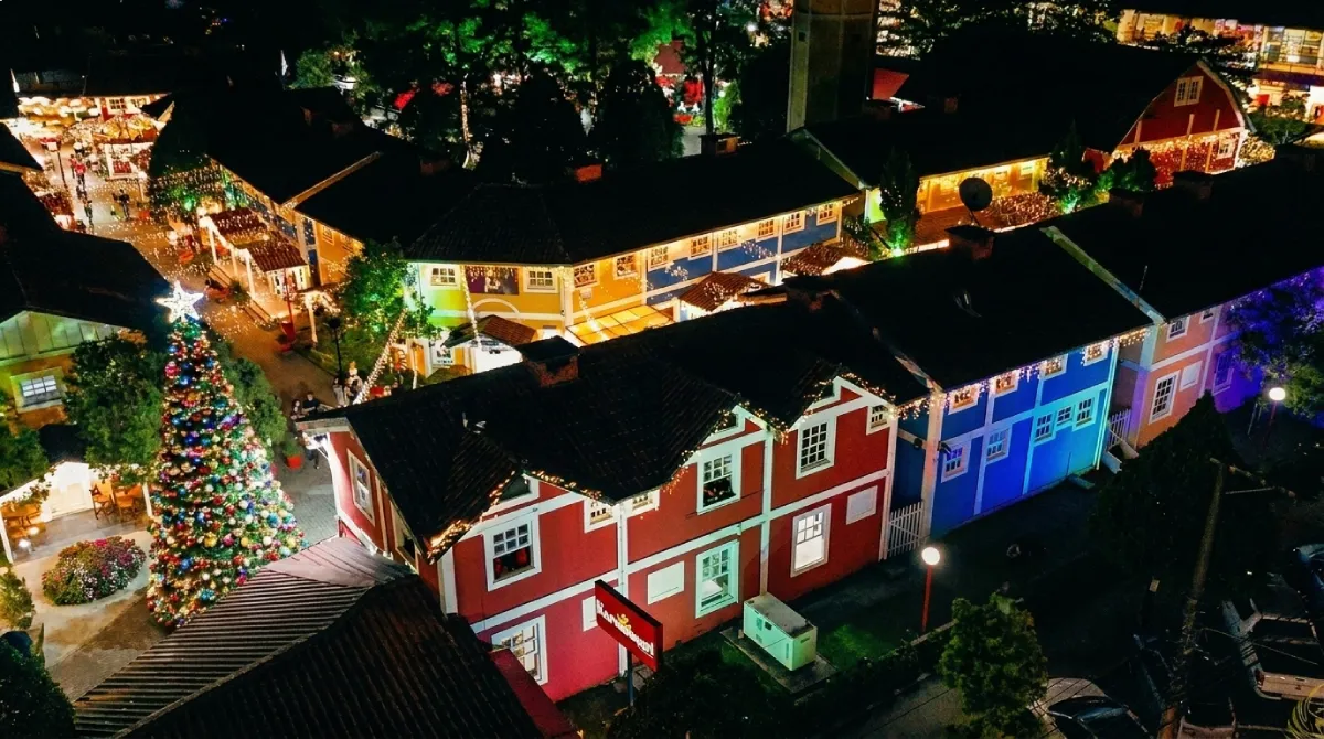 Centrinho de Penedo iluminado à noite no frio da serra
