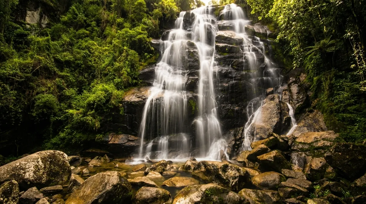 Cachoeira Véu da Noiva no Parque Nacional do Itatiaia, com queda d'água caindo entre a mata