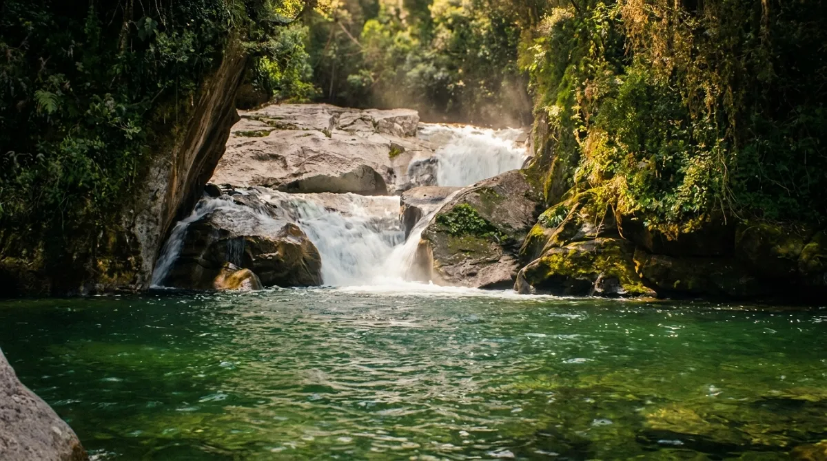 Piscina natural de águas cristalinas no Complexo do Maromba, no Parque Nacional do Itatiaia