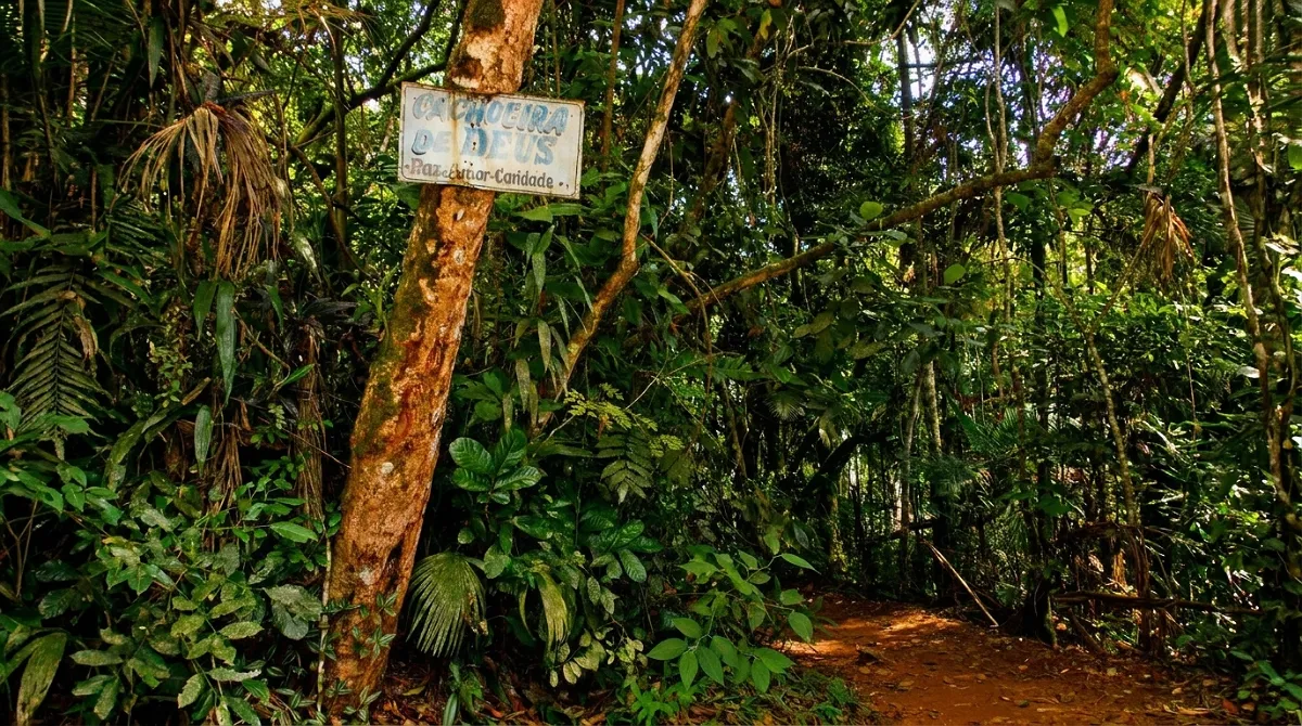 Piscinas naturais escalonadas de uma cachoeira de acesso fácil em Penedo