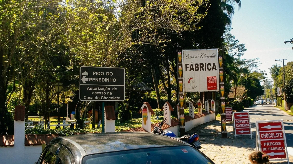 Fachada da Casa do Chocolate no centrinho de Penedo, onde se retira a autorização para o Pico do Penedinho