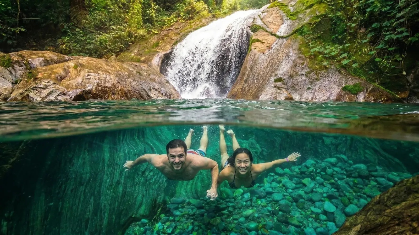 Cachoeira cercada pela natureza de Penedo