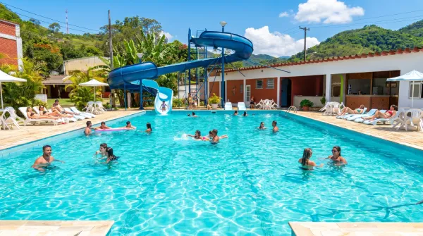 Piscina ao ar livre com toboágua no City Park Hotel